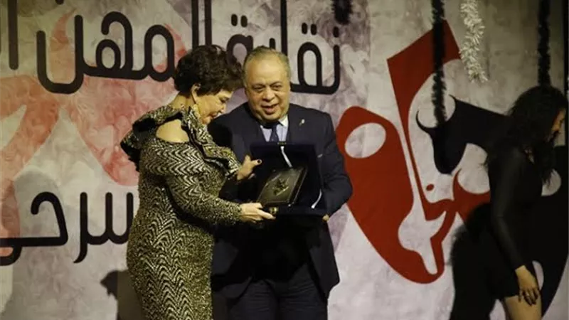 اشرف زكى يشيد بتاريخ المشوار الفنى للفنانة لبلبة