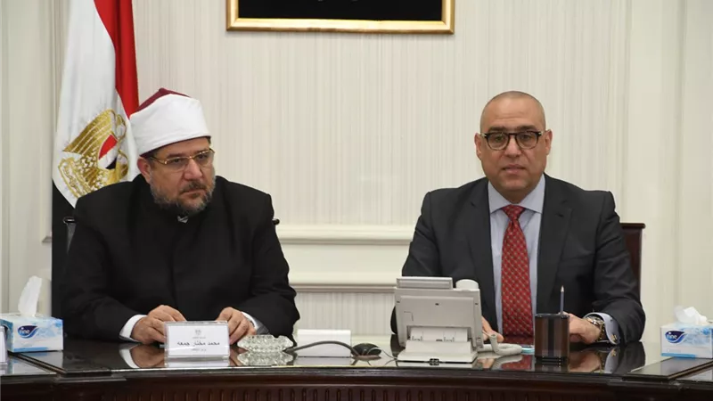 وزيرا الإسكان والأوقاف يتابعان المشروعات المشتركة لتطوير المناطق العشوائية بالقاهرة