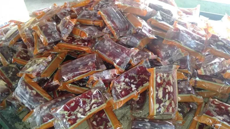ضبط كمية من السلع الغذائية غير صالحة للإستهلاك الأدامى بمصنع بالخانكة