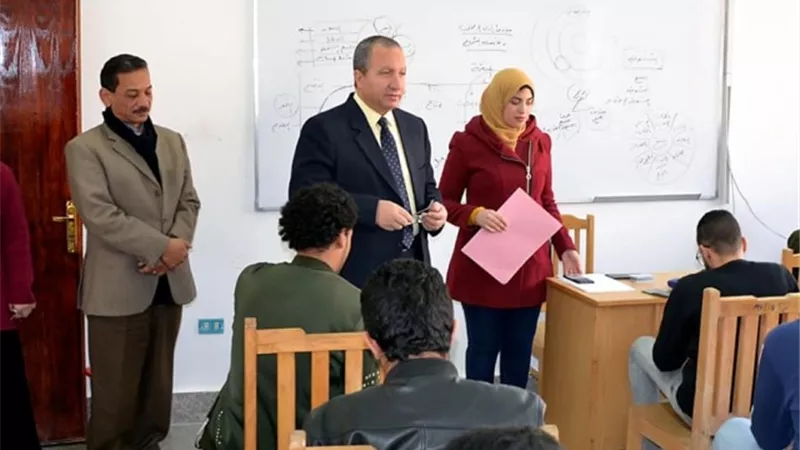 رئيس جامعة السويس بتفقد اعمال الامتحانات بكلية تجارة