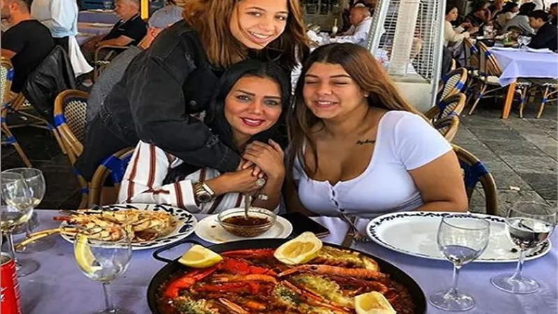 رانيا يوسف تنشر صورة لابنتها بتيشيرت أبيض مكشوف الصدر