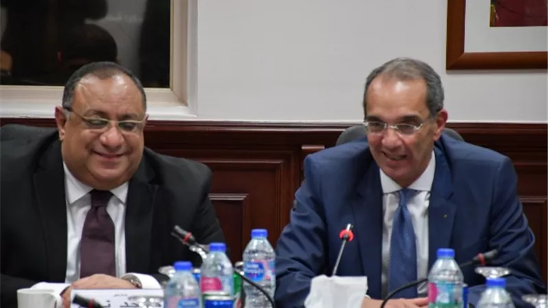 وزير الاتصالات يلتقي رئيس جامعة حلوان لبحث سبل التعاون في التحول الرقمى.. صور