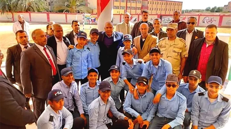 محافظ الوادى الجديد يفتتح اول صالة رياضية بالمدارس ويكافئ طلابها المتميزين..صور