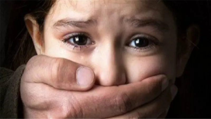 تفاصيل اغتصاب طفلة علي يد والدها