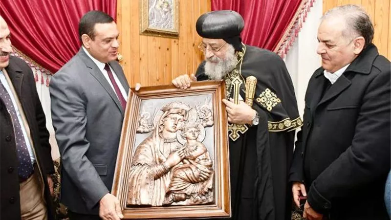 محافظ البحيرة يهنىء البابا تواضروس الثانى بعيد الميلاد.. بالصور