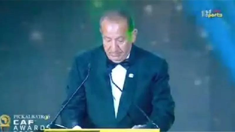 كامل ابو على يمنح جائزة أفضل منتخب للكاميرون بدلاً من الجزائر .. فيديو
