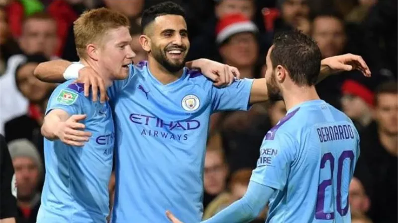 بالفيديو.. السيتي يقترب لنهائي كأس الرابطة بثلاثية في اليونايتد