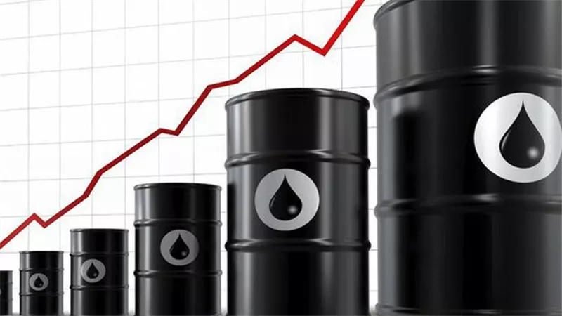 بعد الهجوم الإيراني.. سعر برميل النفط يقفز بأكثر من 4.5%.. والذهب يرتفع