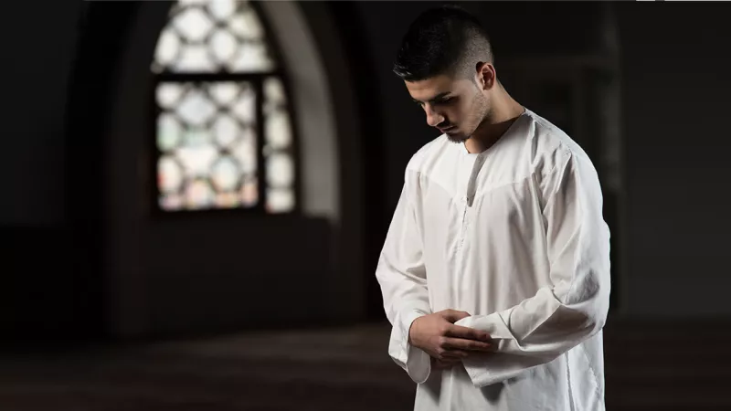 ما حكم جمع الصلاة وعدم صلاتها فى أوقاتها؟