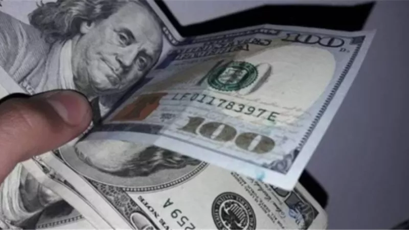 الدولار يتمسك بمكاسبه وتذبذب الين بعد هجمات إيرانية