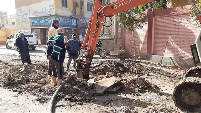 محافظ كفرالشيخ يتابع أعمال إحلال وتجديد خطوط المياه والكهرباء بشوارع ببيلا