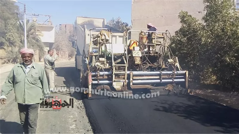 بتكلفة 6 ملايين جنيه إستكمال أعمال رصف طرق موط الداخلية بالوادى الجديد.صور
