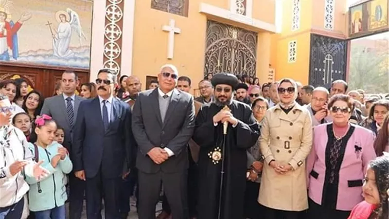 محافظ الوادي الجديد يقدم التهنئة بعيد الميلاد لاقباط كنيسة العذراء