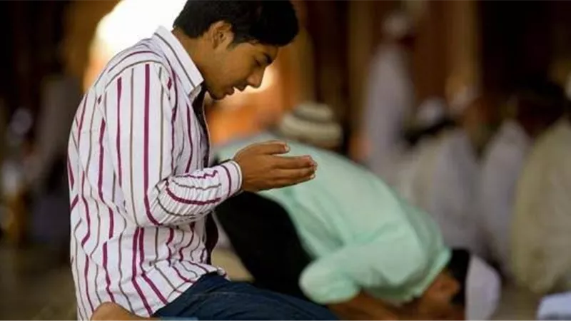 هل يجوز للقادر على القيام الصلاة جالساً فى صلاة الفريضة؟