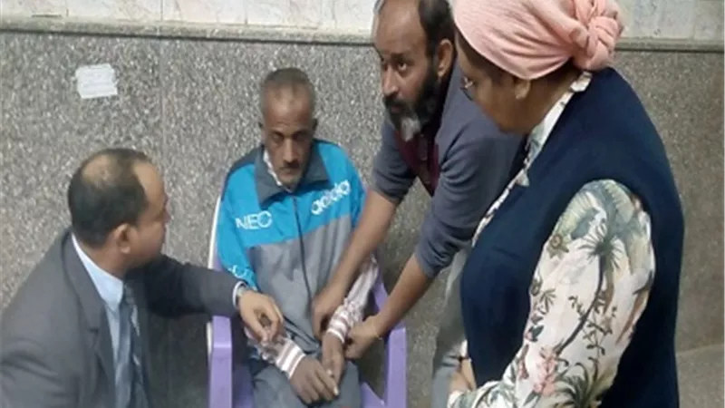 إنقاذ مسن من خلف ساتر ترابي لكوبرى تحت الانشاء بحلوان وإعادته لأهله