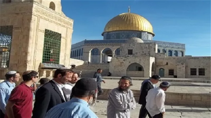 جولات استفزازية لمستوطنين داخل باحات المسجد الاقصى