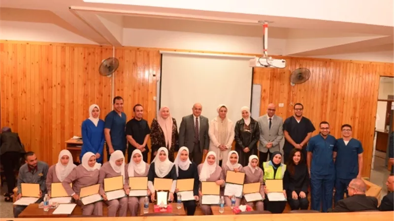 رئيس جامعة أسيوط يكرم العاملين بكلية ومسشتفى طب الأسنان .صور