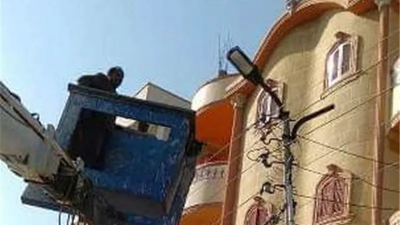 محافظ الشرقية يستجيب للأهالى ويأمر بإعادة عمود كهرباء مائل لطبيعته