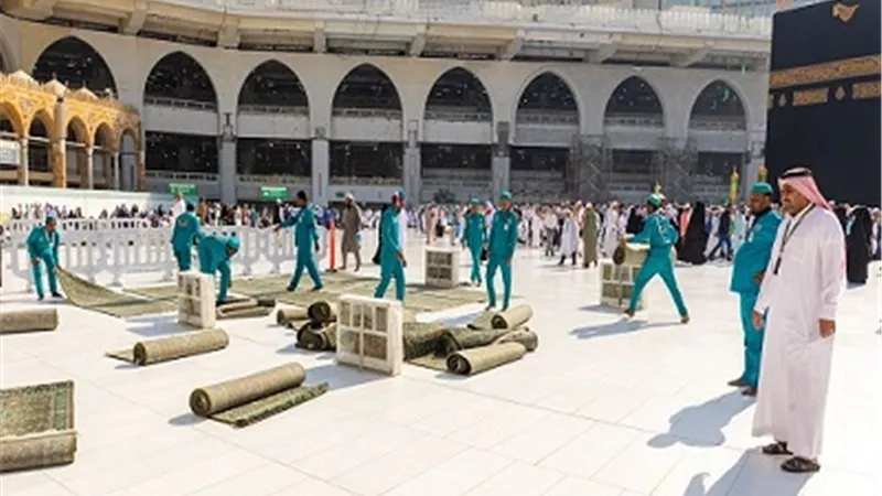 شؤون الحرمين تستبدل 12500 سجادة في المسجد الحرام