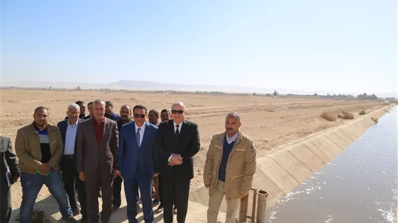 محافظ قنا يشهد التشغيل التجريبي لمشروع استصلاح الأراضي بالمراشدة .صور