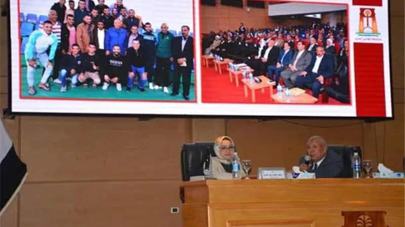 محافظ الوادى الجديد يلتقي شباب مبادرة أعرف بلدك.صور