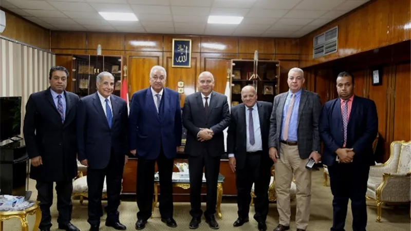 محافظ قنا يلتقي بوفد نقابة المحامين برئاسة سامح عاشور .صور