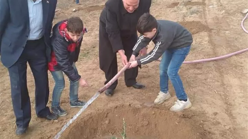 الزناتي يغرس شجرة السلام فى محيط نقابة المعلمين السورية