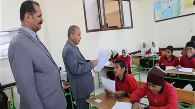 مدير تعليم الوادى الجديد يفاجئ لجان امتحانات النقل بزيارة تفقدية لعدة مدارس