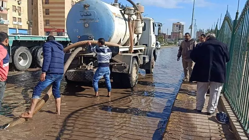 السيطرة على كسر خط طرد صرف صحى أمام قاعة الطلائع بقويسنا.. صـــور