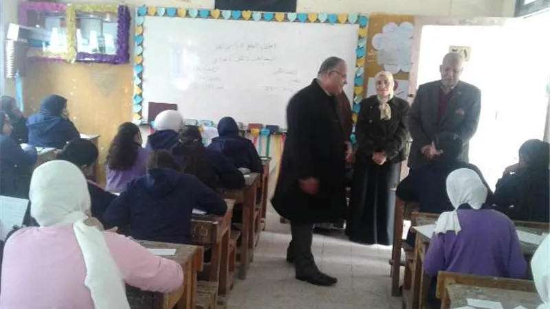 مدير تعليم الإسماعيلية يتفقد امتحانات نقل الاعدادية .صور