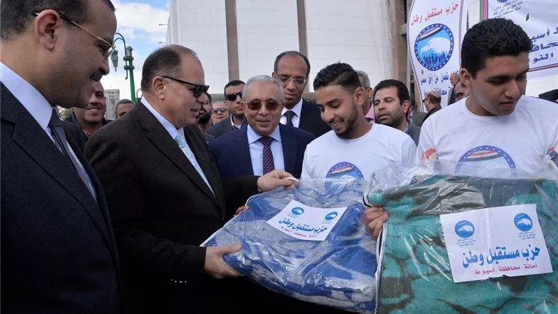 محافظ أسيوط يشهد انطلاق حملة شتاء دافئ بتوزيع 20 ألف بطانية بالمراكز والقرى