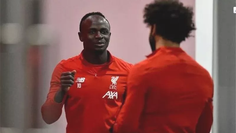 محمد صلاح يستقبل ساديو مانى بعد فوزه بجائزة الافضل افريقيا