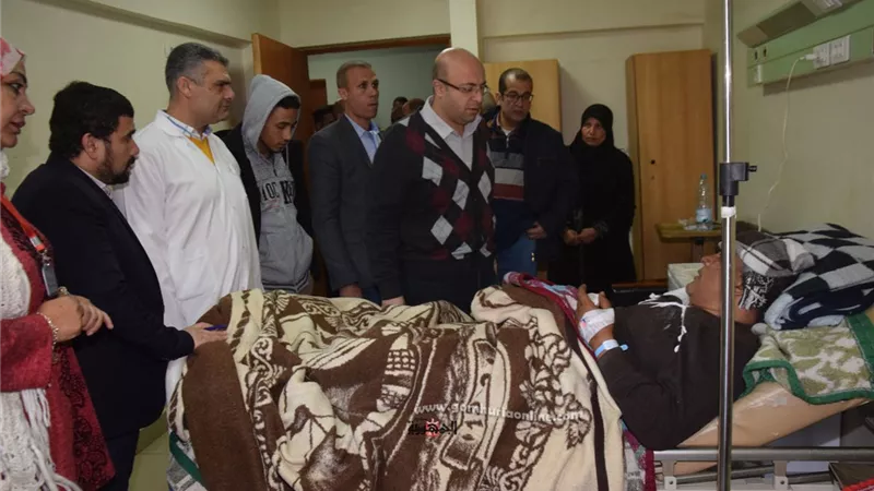 محافظ بني سويف يطمئن علي مصابي حادث الطريق الشرقي