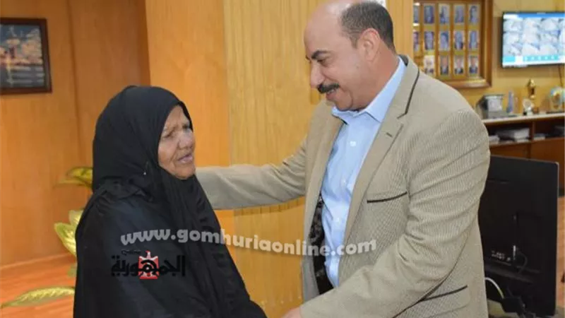 لفتة انسانية . وحدة سكنية ومساعدة مالية لمسنة استوقفت محافظ أسوان .صور
