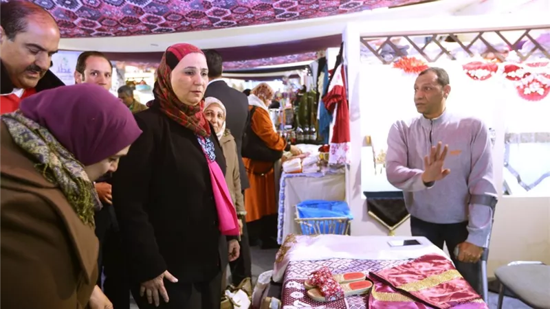وزيرة التضامن تتفقد معرض ديارنا للحرف اليدوية