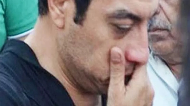 شاهد.. إيهاب توفيق يحتفل بعيد ميلاده الـ54 قبل حريق فيلته .. فيديو