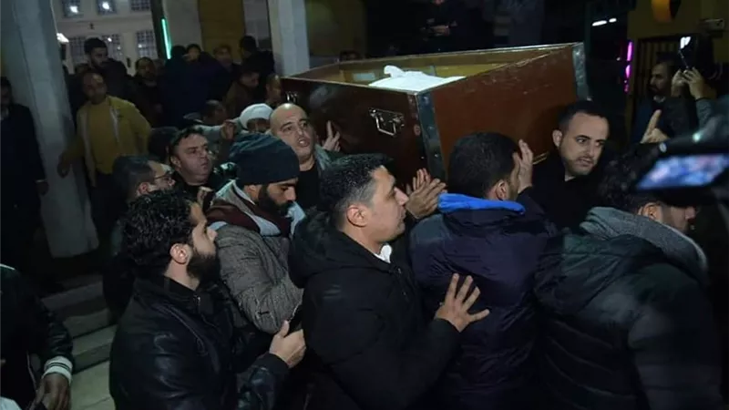 مدرب منتخب مصر السابق يواسى ايهاب توفيق فى جنازة والدة