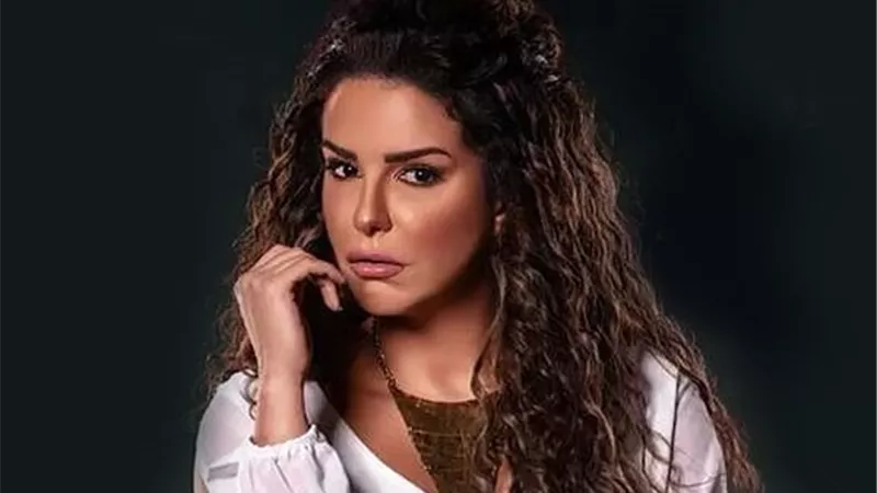 دنيا عبد العزيز تواسى إيهاب توفيق.. 