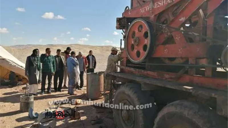 سواعد الشباب تغزو رمال الصحراء لتوفير فرص عمل بالوادى الجديد ..صور