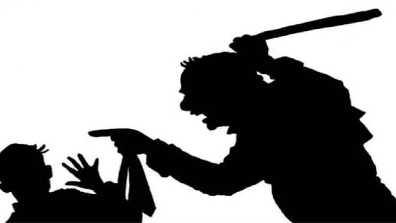 اب بلا قلب ..يضرب ابنة بوحشية حتى الموت