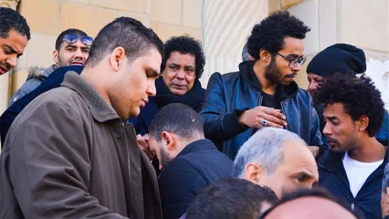 طلب غريب من محمد منير أثناء تشيع جنازة ابن عمه