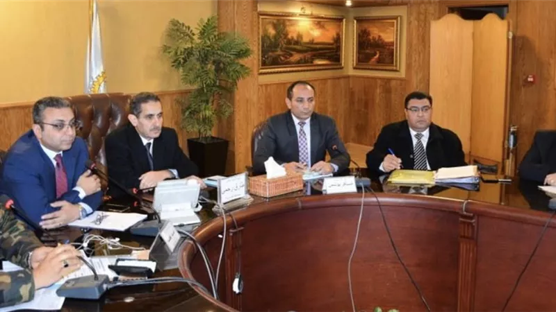 محافظ الغربية .. يناقش معوقات ونسب التنفيذ مشروعات الرصف بمدن المحافظة