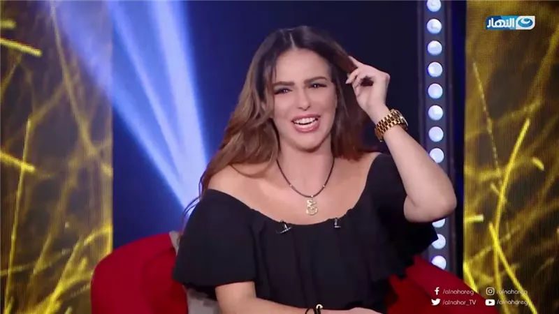 فنانة مشهورة تشن هجوماً شرسا على الرجال والنساء