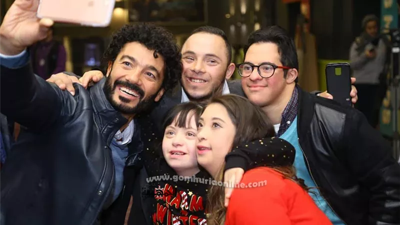الليلة .. خالد النبوي والطفلة ميرنا في ضيافة الحكاية مع عمرو أديب