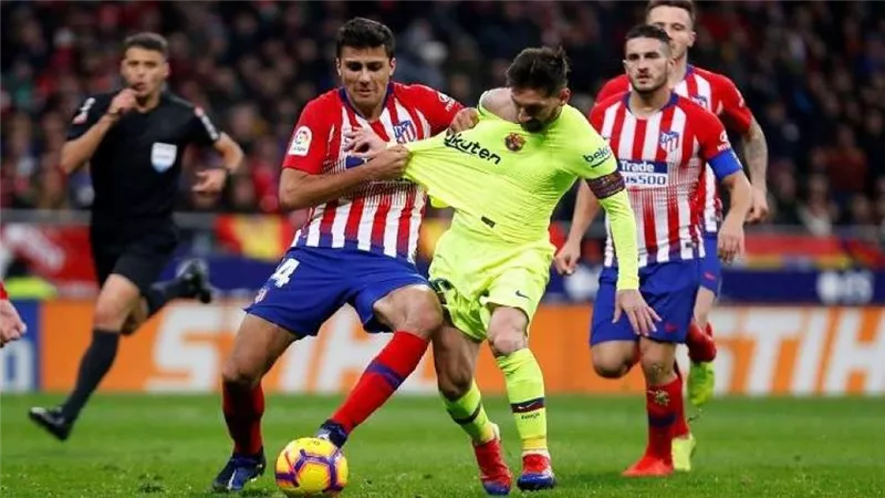 السوبرالإسبانى.. شوط أول سلبى بين برشلونة وأتليتكو مدريد