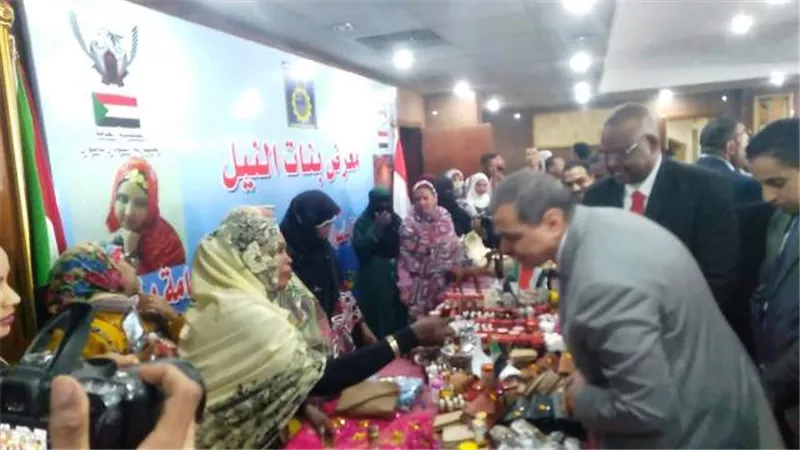 وزير القوى العاملة يفتتح معرضاً للمشغولات اليدوية المصرية السودانية.. بالصور