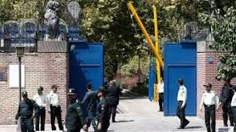 قوات الحرس الثوري تتظاهر أمام السفارة البريطانية في طهران