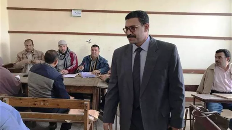 مدير بنها التعليمية يتفقد كنترول النقل للثانوي العام بمدرسة أم المؤمنين