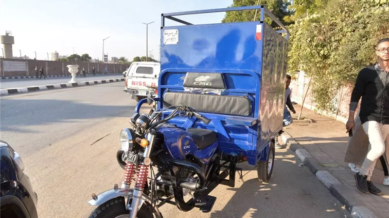 محافظ أسيوط يستوقف مركبة تروسيكل ويسحب تراخيصها