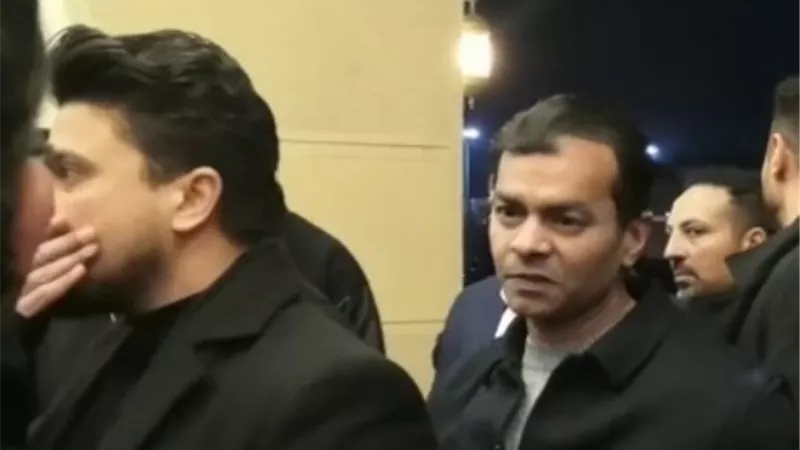 وصول الفنان محمد محى عزاء والد ايهاب توفيق
